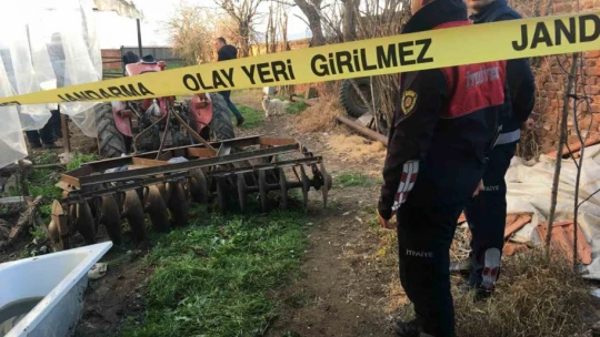 Paşa traktörün altında kalan sahibinin yanından ayrılmadı