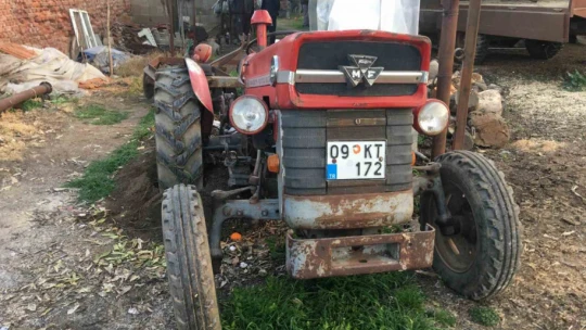 Paşa traktörün altında kalan sahibinin yanından ayrılmadı