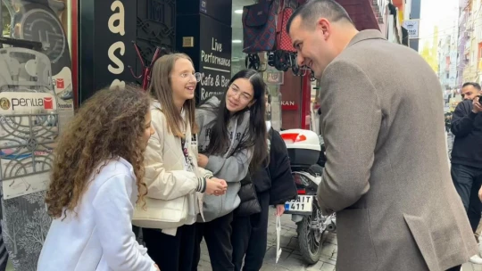 Pehlivan, tarihi çarşıda esnafla buluştu
