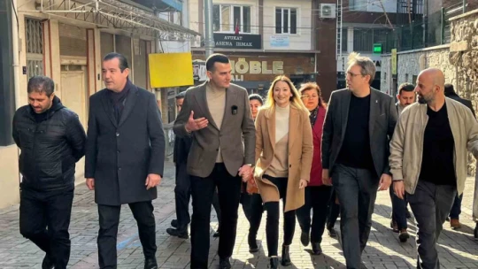 Pehlivan, tarihi çarşıda esnafla buluştu