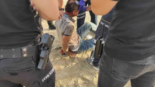 Plajda laf atma kavgası: Dakikalarca birbirlerini bıçakladılar, 2 kişi yaralandı