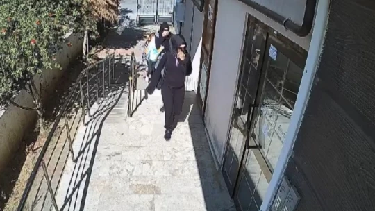 Plastik şişe ile kapıları açıp, evleri soyuyorlardı