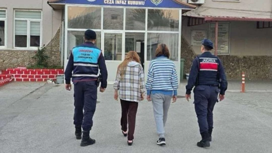 Plastik şişe ile kapıları açıp, evleri soyuyorlardı