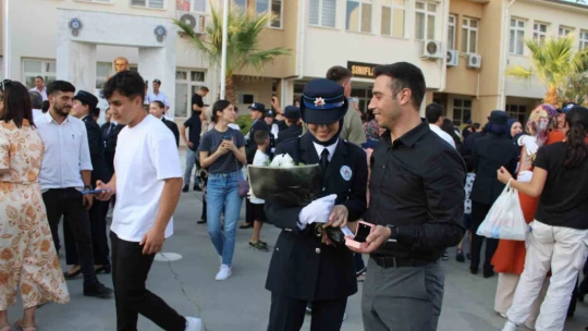 Polis adayı kadın mezuniyetinde çifte mutluluk yaşadı