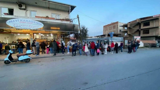 Ramazan'ın ilk gününde sıcak pide kuyrukları uzadıkça uzadı