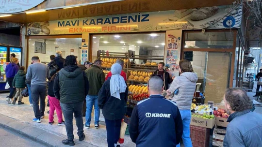 Ramazan'ın ilk gününde sıcak pide kuyrukları uzadıkça uzadı