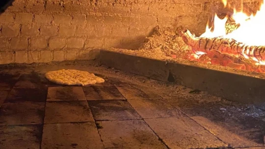 Ramazan'ın ilk gününde sıcak pide kuyrukları uzadıkça uzadı