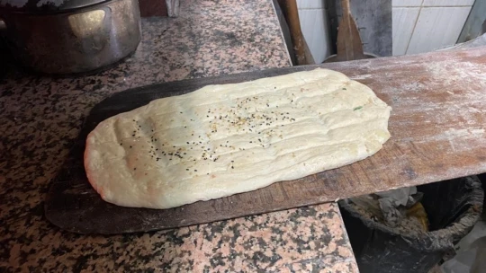 Ramazan'ın ilk gününde sıcak pide kuyrukları uzadıkça uzadı
