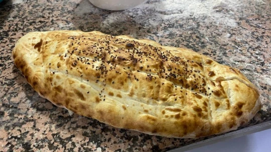 Ramazan'ın ilk gününde sıcak pide kuyrukları uzadıkça uzadı