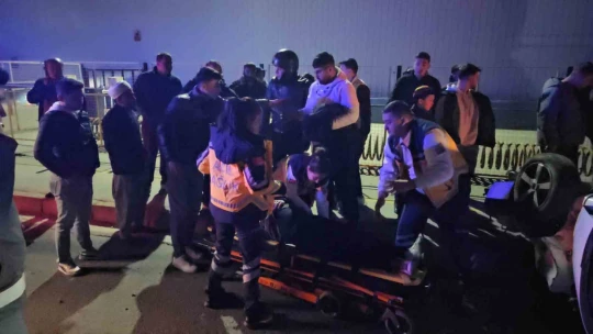 Refüjdeki direği deviren otomobil ters döndü: 1 yaralı