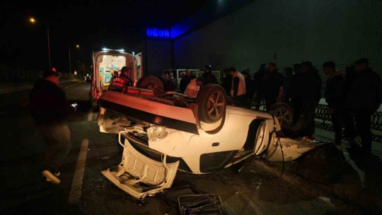 Refüjdeki direği deviren otomobil ters döndü: 1 yaralı