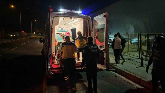 Refüjdeki direği deviren otomobil ters döndü: 1 yaralı