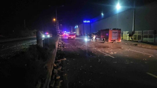 Refüjdeki direği deviren otomobil ters döndü: 1 yaralı