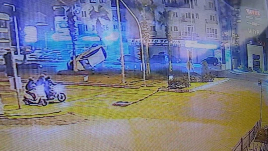 Refüje çarpan otomobil takla attı: 1 yaralı