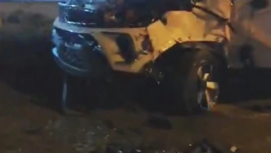 Refüje çarpan otomobil takla attı: 1 yaralı