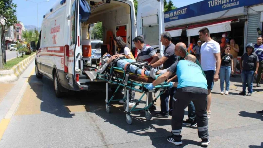 Refüje çarpıp savrulan motosiklet sürücüsü yaralandı