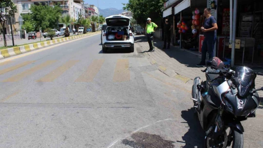 Refüje çarpıp savrulan motosiklet sürücüsü yaralandı