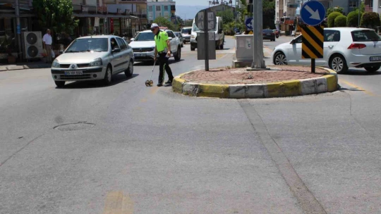 Refüje çarpıp savrulan motosiklet sürücüsü yaralandı