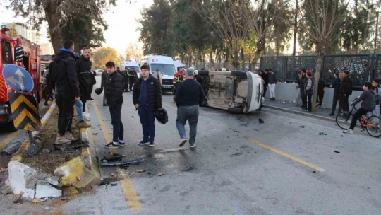 Refüje çarpıp takla attı: 4 yaralı