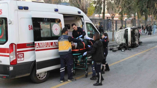Refüje çarpıp takla attı: 4 yaralı