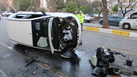 Refüje çarpıp takla attı: 4 yaralı