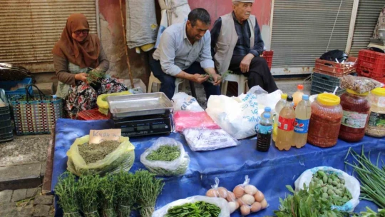 Sabah ezanı sonrası toplanıyor, kokusu cezbediyor