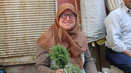 Sabah ezanı sonrası toplanıyor, kokusu cezbediyor