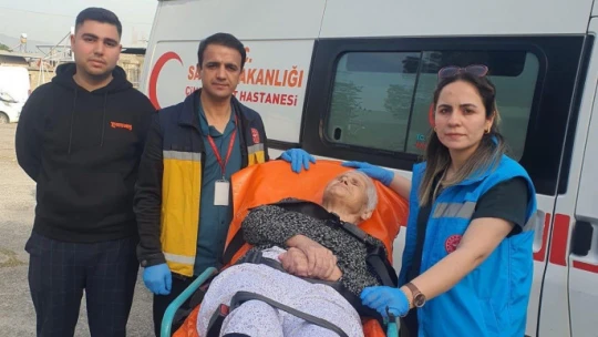 Sağlık personelleri, hasta vatandaşların oy kullanmaları için seferber oldu