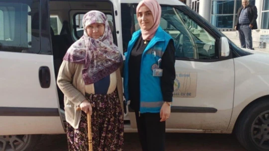 Sağlık personelleri, hasta vatandaşların oy kullanmaları için seferber oldu