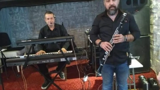 Sahnelere çıkamayan müzisyen sokaklarda pilav satıyor