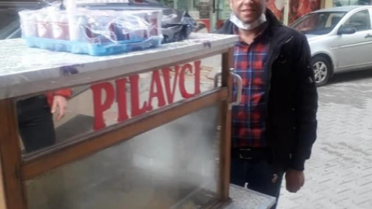 Sahnelere çıkamayan müzisyen sokaklarda pilav satıyor