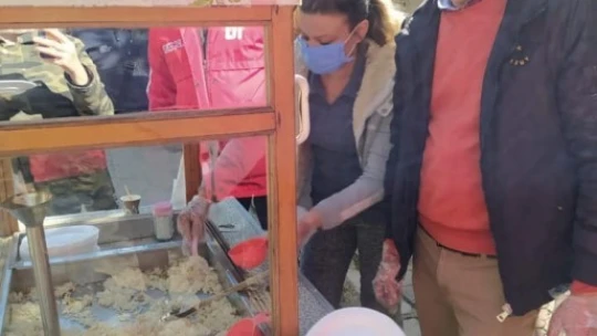 Sahnelere çıkamayan müzisyen sokaklarda pilav satıyor