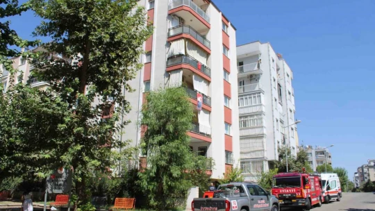 Şalterleri kapattı, yangının önüne geçti