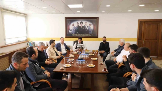 Şampiyon voleybol takımı kupayı Başkan Özcan'a teslim etti