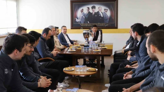 Şampiyon voleybol takımı kupayı Başkan Özcan'a teslim etti