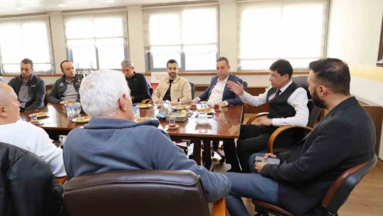 Şampiyon voleybol takımı kupayı Başkan Özcan'a teslim etti