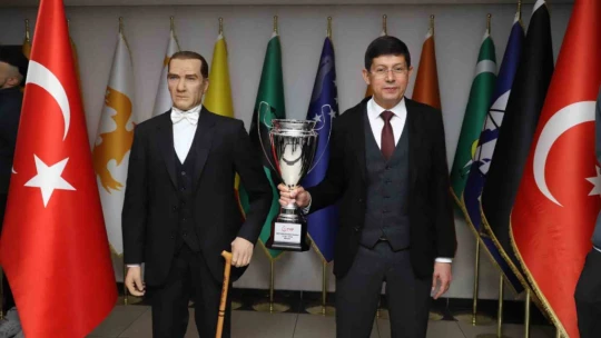 Şampiyon voleybol takımı kupayı Başkan Özcan'a teslim etti