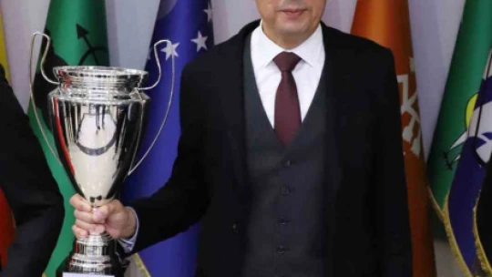 Şampiyon voleybol takımı kupayı Başkan Özcan'a teslim etti