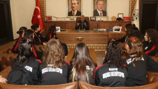 Şampiyon voleybolcular sevinçlerini Başkan Kaplan'la paylaştı