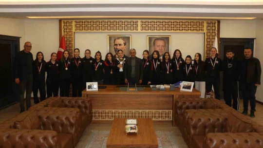 Şampiyon voleybolcular sevinçlerini Başkan Kaplan'la paylaştı