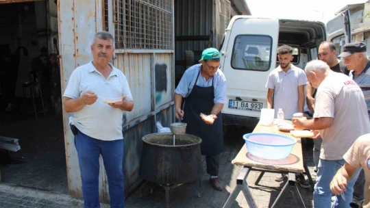 Sanayi esnafı aşure geleneğini devam ettirdi