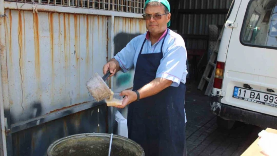 Sanayi esnafı aşure geleneğini devam ettirdi