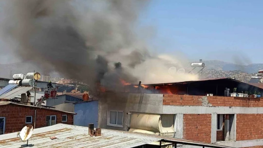 Saniyeler içinde koskoca çatı alevlere teslim oldu