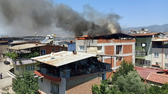 Saniyeler içinde koskoca çatı alevlere teslim oldu