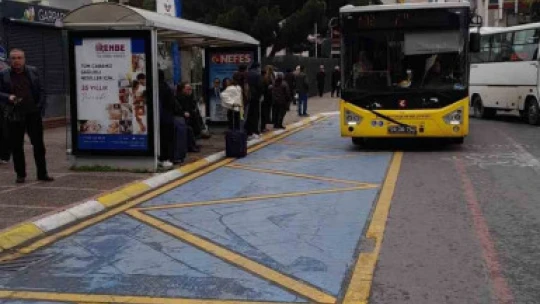 Sarı otobüslere siyah kurdele