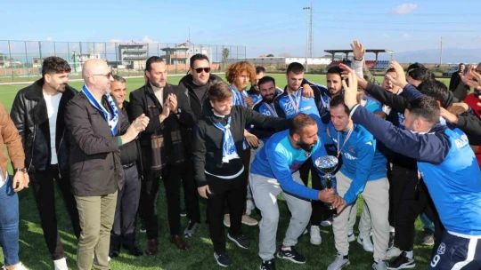 Sazlıspor, şampiyonluk kupasını Başkan Arıkan'ın elinden aldı