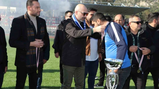 Sazlıspor, şampiyonluk kupasını Başkan Arıkan'ın elinden aldı