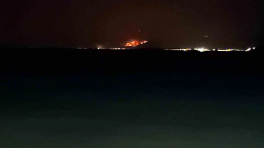 Seferihisar'daki alevler Kuşadası sahilinden görülüyor