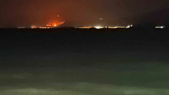 Seferihisar'daki alevler Kuşadası sahilinden görülüyor