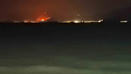 Seferihisar'daki alevler Kuşadası sahilinden görülüyor